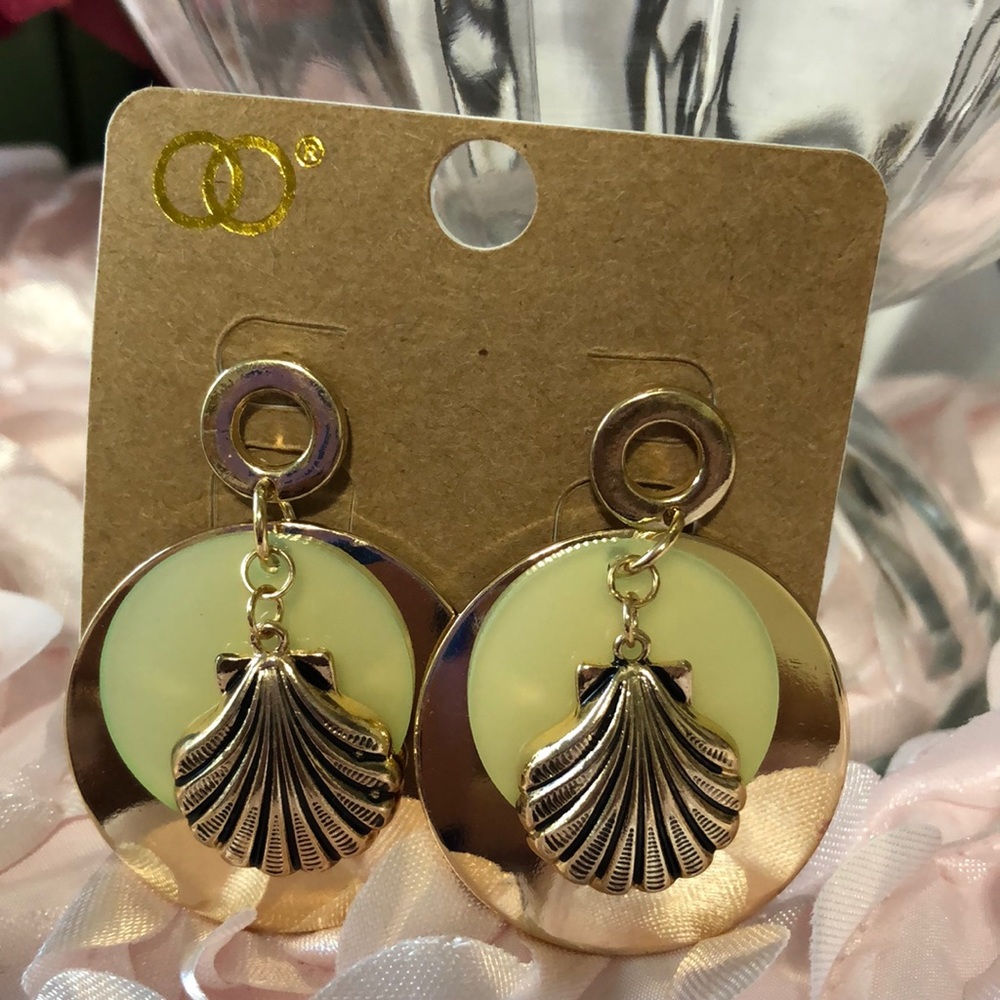 Gorgeous Boutique Mint & Gold Tone Shell Earrings!